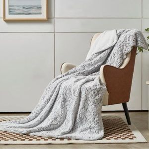 Pewter Barogue Faux Fur Throw NWT